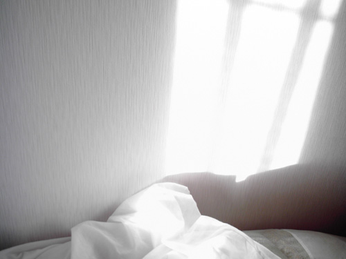 【写真】ベッド横の壁に差し込む朝の日の光をトイデジ izone 550で撮影