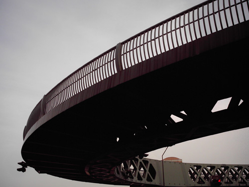 【画像】赤レンガ倉庫近くにある風変わりな歩道橋2